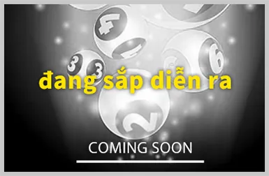 Tay vợt đang giao bóng trên sân tennis